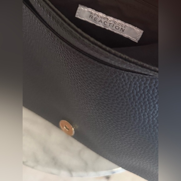 Kenneth Cole Reaction Black Pebbled Crossbody Saddle Bag Gold Tone Hardware NWOT - Picture 5 of 9